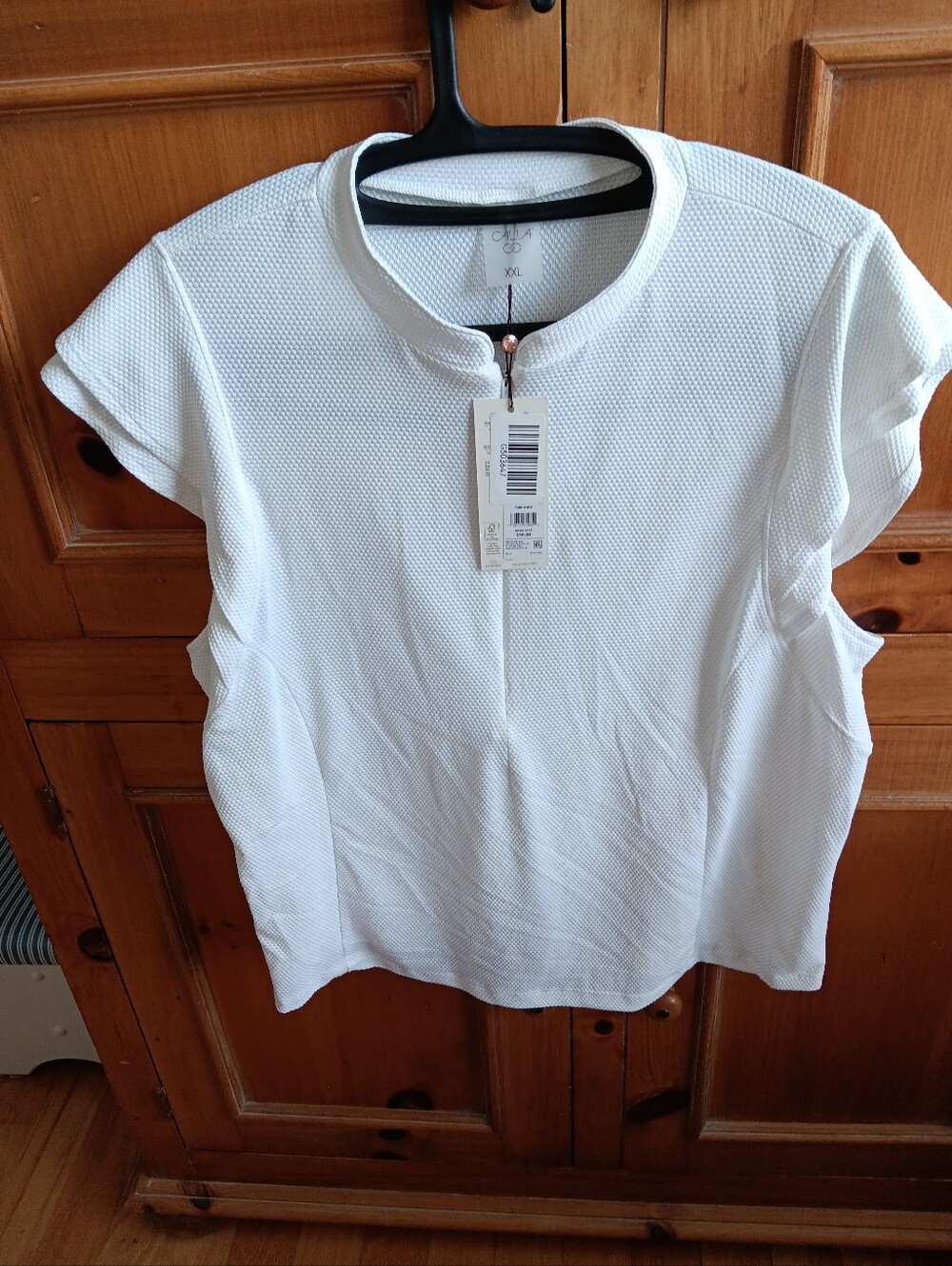 Calla Golf Sleeveless White Textured Crew Neck Cap Sleeve Tank. Zip Top